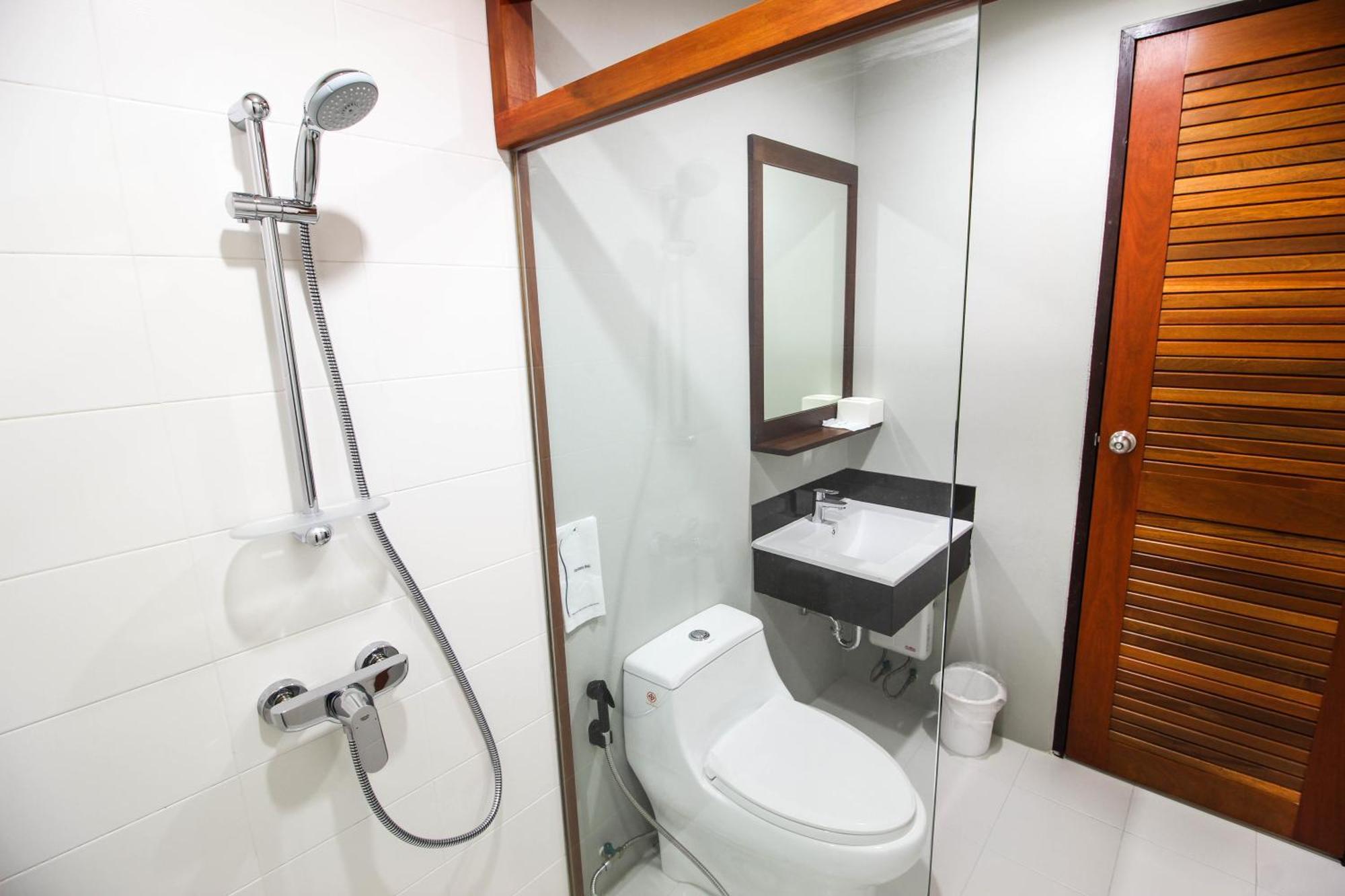 Tai-Shan Suites Ratchaburi Habitación foto